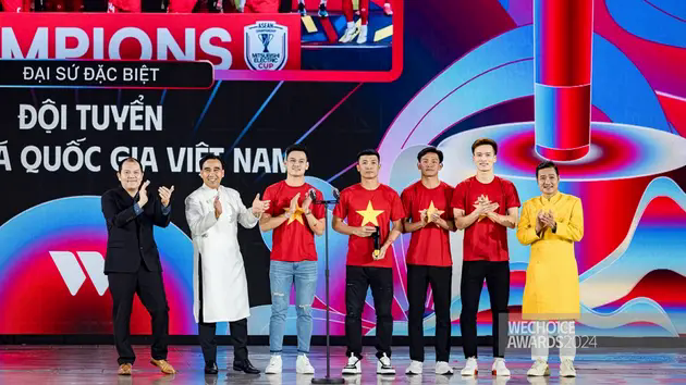 Tuyển Việt Nam được vinh danh, Xu&acirc;n Son g&acirc;y sốt khi h&aacute;t quốc ca