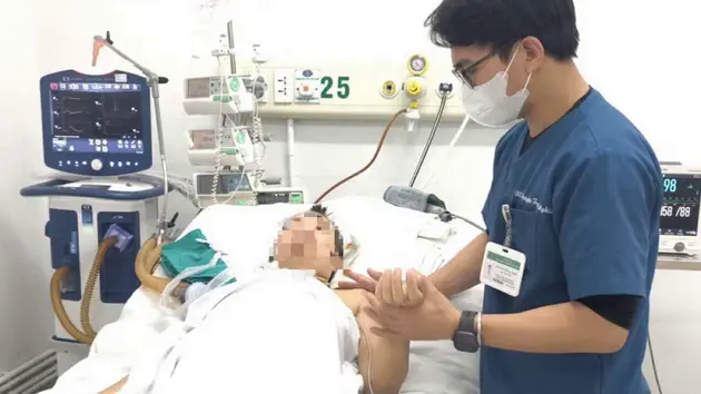 Bị liệt v&igrave; ti&ecirc;m thuốc chữa đau vai g&aacute;y