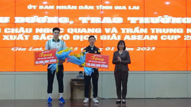 Th&ecirc;m hai cầu thủ đội tuyển Việt Nam được thưởng lớn