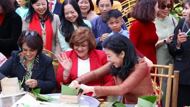 Phu nh&acirc;n Tổng B&iacute; thư v&agrave; c&aacute;c nữ đại sứ trổ t&agrave;i g&oacute;i b&aacute;nh chưng