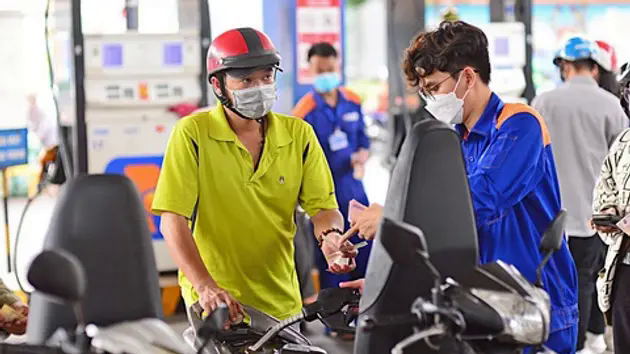Gi&aacute; xăng RON95-III vượt 21.200 đồng mỗi l&iacute;t