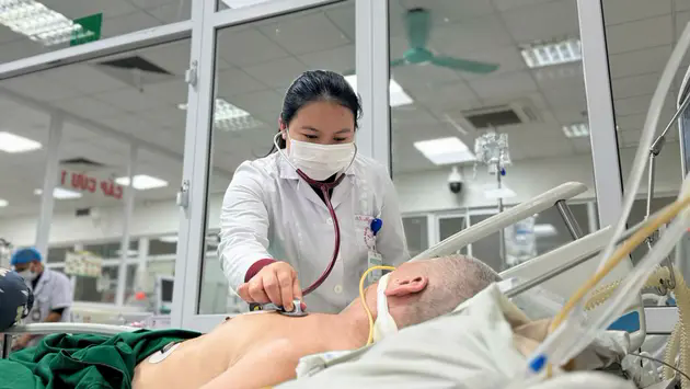 Nhiều ca bệnh vi&ecirc;m phổi nguy kịch phải thở m&aacute;y, lọc m&aacute;u