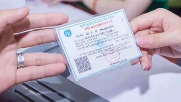 Kh&ocirc;ng được y&ecirc;u cầu người bệnh xuất tr&igrave;nh thẻ BHYT giấy