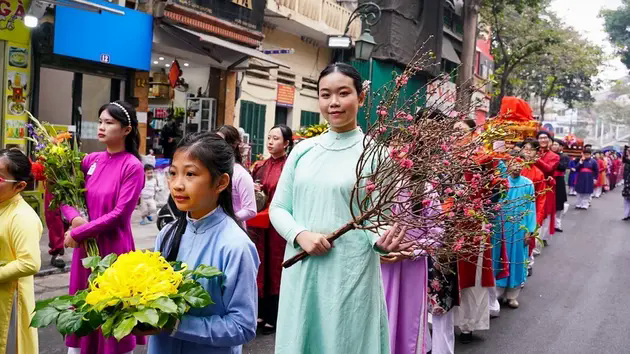 Diễu h&agrave;nh cổ phục Việt t&ocirc; điểm cho phố cổ H&agrave; Nội