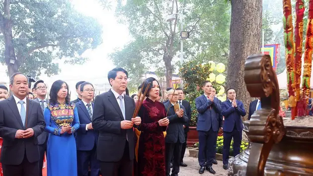 Chủ tịch nước c&ugrave;ng đại biểu kiều b&agrave;o d&acirc;ng hương tại Ho&agrave;ng Th&agrave;nh Thăng Long
