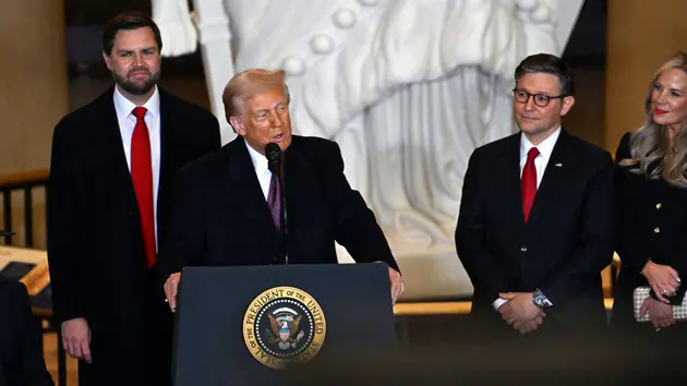 L&yacute; giải sự im lặng kỳ lạ của &ocirc;ng Trump về Ukraine