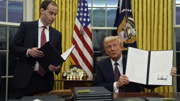&Ocirc;ng Trump &acirc;n x&aacute; cho hơn 1.500 người tham gia bạo loạn