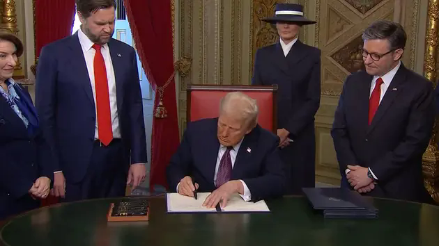 H&igrave;nh ảnh đầu ti&ecirc;n của Trump khi trở lại Ph&ograve;ng Bầu dục