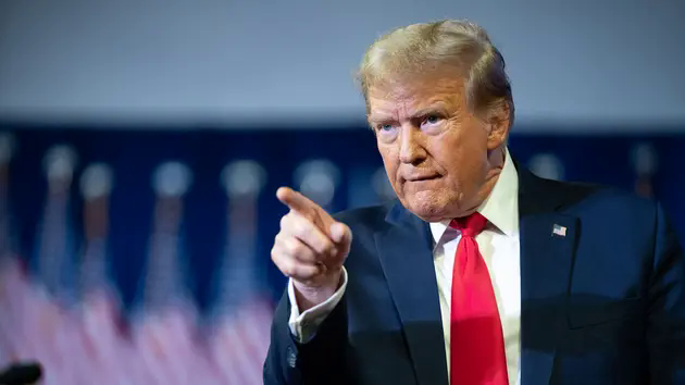 &Ocirc;ng Trump dọa &aacute;p thuế 25% với Mexico v&agrave; Canada v&agrave;o 1/2