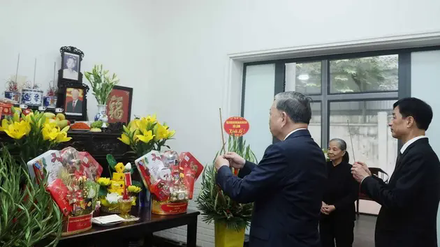 Tổng B&iacute; thư T&ocirc; L&acirc;m thắp hương tưởng niệm cố Tổng B&iacute; thư Nguyễn Ph&uacute; Trọng