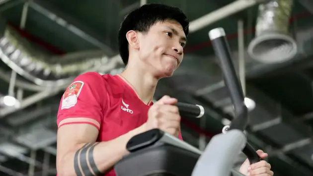 Đo&agrave;n Văn Hậu xuất hiện với c&aacute;i ch&acirc;n nẹp k&iacute;n