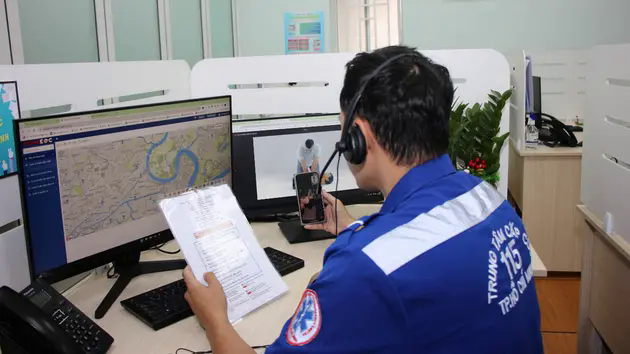 'Nghẹt thở' c&acirc;́p cứu bé sinh non qua cuộc gọi video call