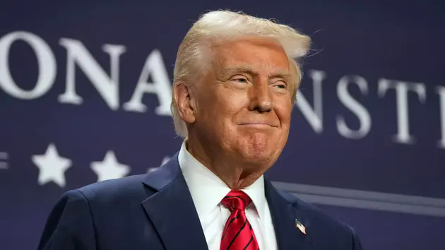 &Ocirc;ng Trump k&yacute; loạt sắc lệnh t&aacute;i cấu tr&uacute;c qu&acirc;n đội Mỹ