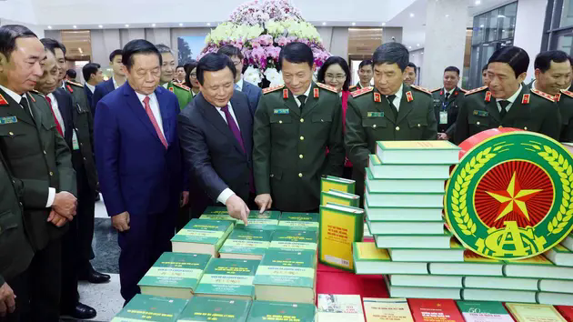 Bộ C&ocirc;ng an giới thiệu s&aacute;ch của Tổng B&iacute; thư T&ocirc; L&acirc;m