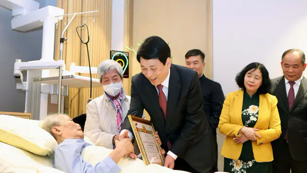Nguy&ecirc;n Chủ tịch nước Trần Đức Lương nhận Huy hiệu 65 năm tuổi Đảng