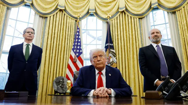 Tổng thống Mỹ Trump tạm dừng &aacute;p thuế với Mexico v&agrave; Canada