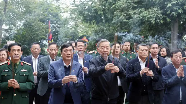 Tổng B&iacute; thư T&ocirc; L&acirc;m d&acirc;ng hương tưởng niệm c&aacute;c Vua H&ugrave;ng