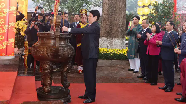 Chủ tịch nước d&acirc;ng hương khai Xu&acirc;n tại Ho&agrave;ng th&agrave;nh Thăng Long