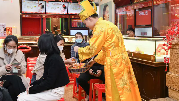 Thị trường v&agrave;ng s&ocirc;i động trước ng&agrave;y v&iacute;a Thần T&agrave;i