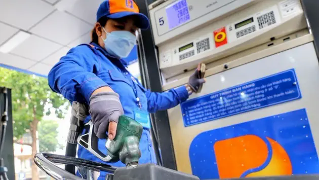 Gi&aacute; xăng tăng giảm tr&aacute;i chiều