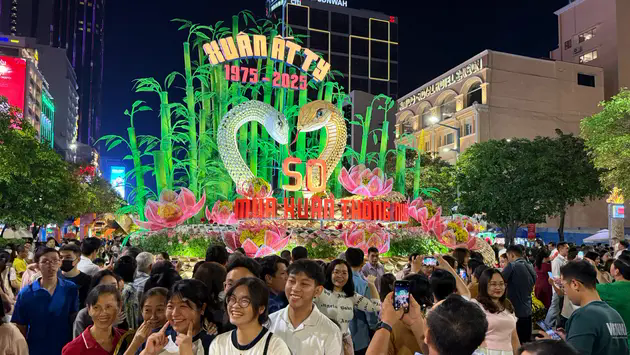 Du lịch TP.HCM b&ugrave;ng nổ dịp Tết Nguy&ecirc;n đ&aacute;n 2025