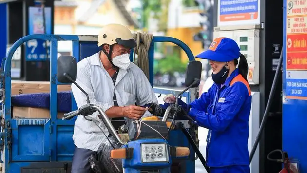 Xăng RON95-III vượt 21.000 đồng/l&iacute;t