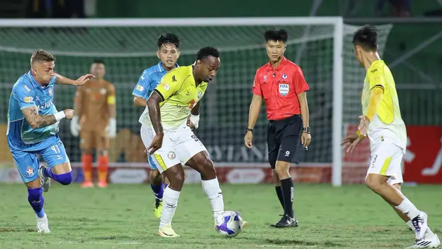 Nhiều đội b&oacute;ng V-League nguy cơ mất s&acirc;n nh&agrave;