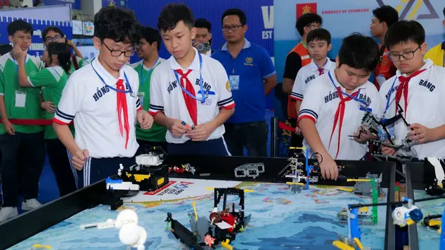 Học sinh Việt Nam tham gia s&acirc;n chơi robot lớn nhất