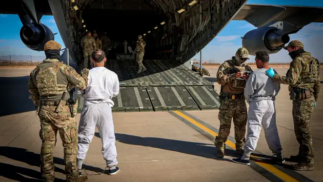 Mỹ đưa người nhập cư bất hợp ph&aacute;p khỏi vịnh Guantanamo