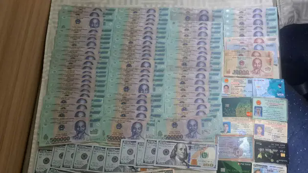Kh&aacute;ch đi t&agrave;u bỏ qu&ecirc;n t&uacute;i chứa 37 triệu đồng, 1.300 USD