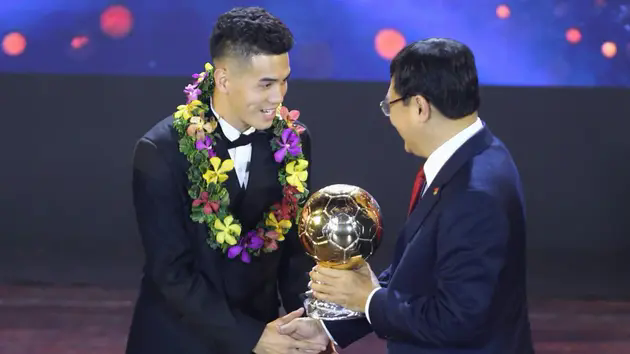 Quả b&oacute;ng v&agrave;ng Việt Nam 2024 gọi t&ecirc;n Nguyễn Tiến Linh