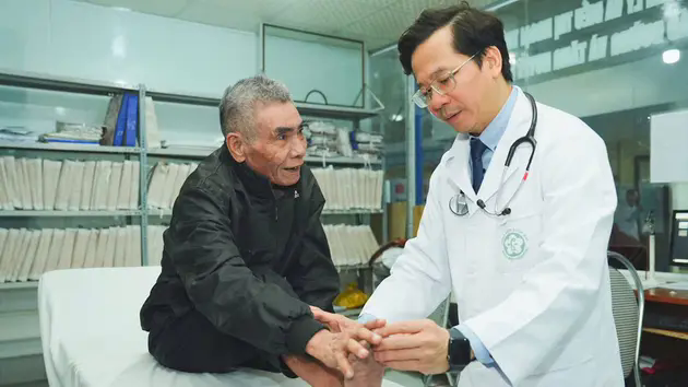 PGS.TS Vũ Văn Gi&aacute;p - Chuy&ecirc;n gia h&ocirc; hấp được thế giới ghi nhận