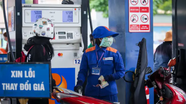 Gi&aacute; xăng tiếp tục giảm