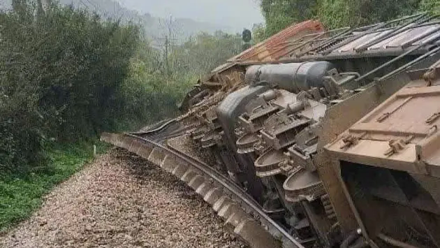 T&agrave;u h&agrave;ng lật nghi&ecirc;ng khỏi đường ray do đ&acirc;m phải &ocirc; t&ocirc;
