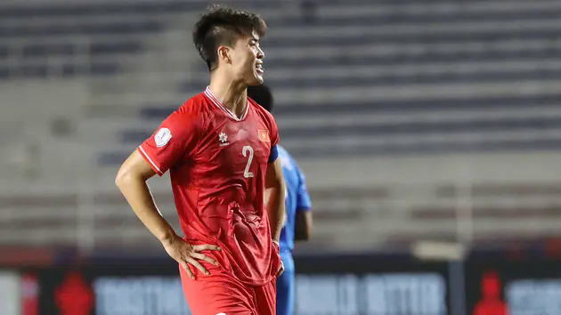 Duy Mạnh b&aacute;o tin 's&eacute;t đ&aacute;nh' tới HLV Kim Sang Sik