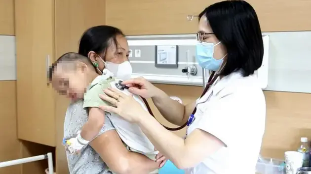 Trẻ nhập viện tăng do mắc virus h&ocirc; hấp hợp b&agrave;o RSV