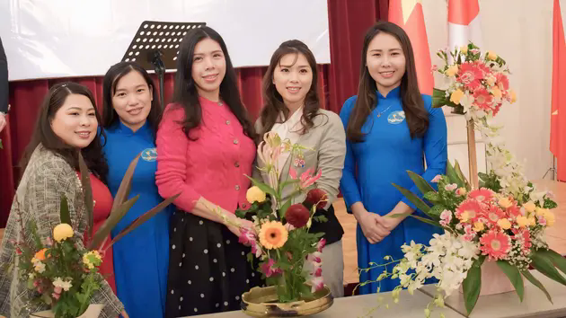 Phụ nữ Việt Nam tại Osaka thi cắm hoa ch&agrave;o mừng 8/3