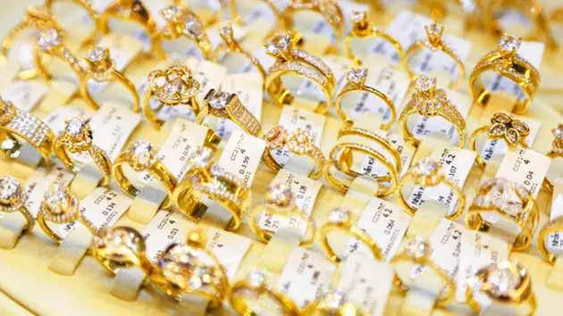 Gi&aacute; v&agrave;ng nhẫn cao hơn v&agrave;ng miếng nửa triệu đồng