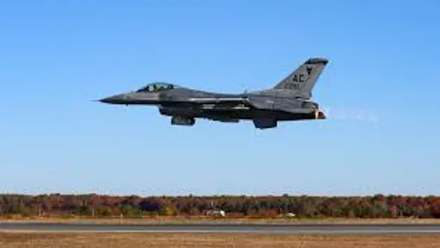 Mỹ điều F-16 chặn m&aacute;y bay gần dinh thự của &ocirc;ng Trump