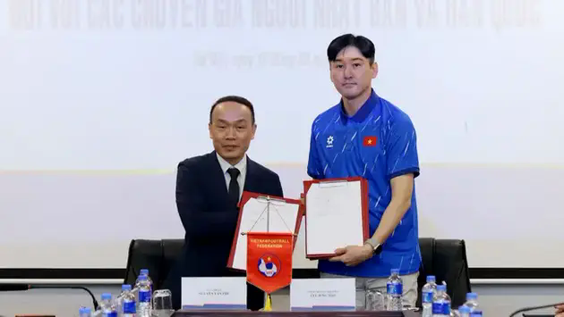 Bổ sung hai trợ l&yacute; người H&agrave;n cho HLV Kim Sang-sik