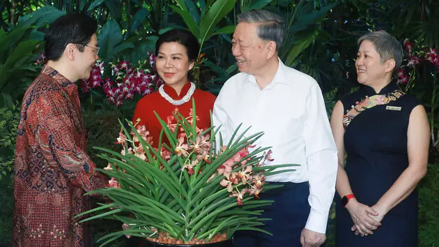 Singapore c&oacute; lo&agrave;i hoa lan mới từ t&ecirc;n Tổng B&iacute; thư T&ocirc; L&acirc;m v&agrave; Phu nh&acirc;n