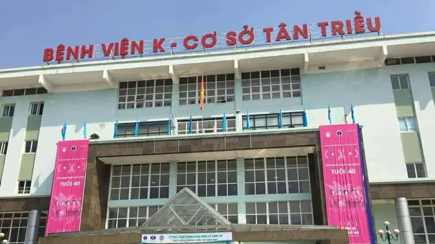 Cảnh gi&aacute;c thuốc chữa ung thư giả ở cổng Bệnh viện K