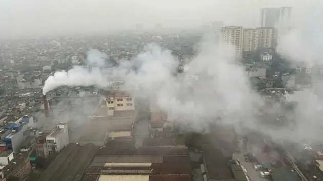 H&agrave; Nội: Xử nghi&ecirc;m nh&agrave; m&aacute;y xả kh&oacute;i v&agrave;o khu d&acirc;n cư