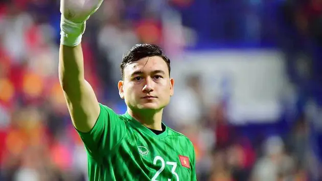 HLV Kim Sang Sik vẫn ng&oacute; lơ Văn L&acirc;m
