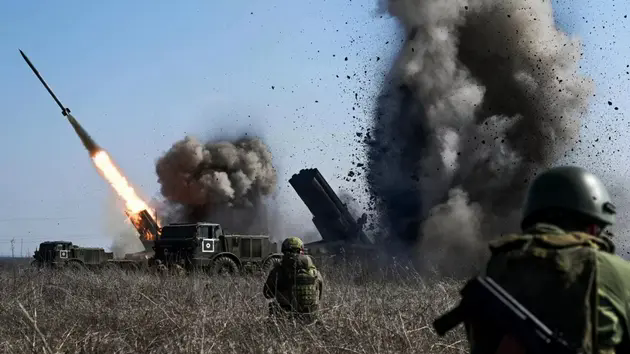 Nga giải ph&oacute;ng Sudzha, qu&acirc;n Ukraine vứt vũ kh&iacute;, th&aacute;o chạy