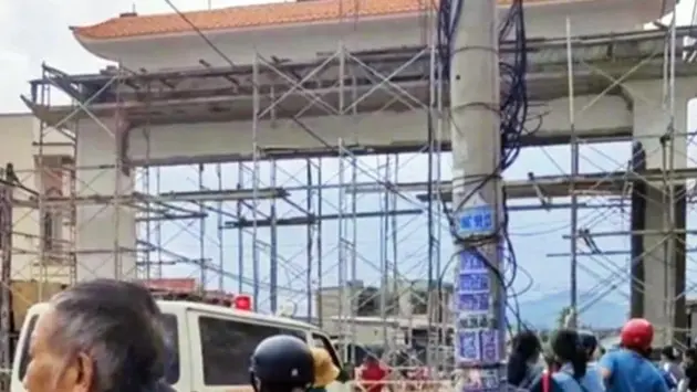 Sập gi&agrave;n gi&aacute;o bất ngờ khiến 5 c&ocirc;ng nh&acirc;n bị thương