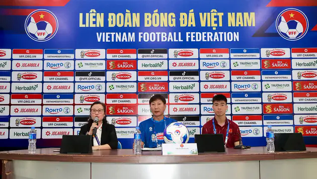 HLV Kim Sang Sik: Campuchia c&oacute; tiền đạo nhập tịch nguy hiểm