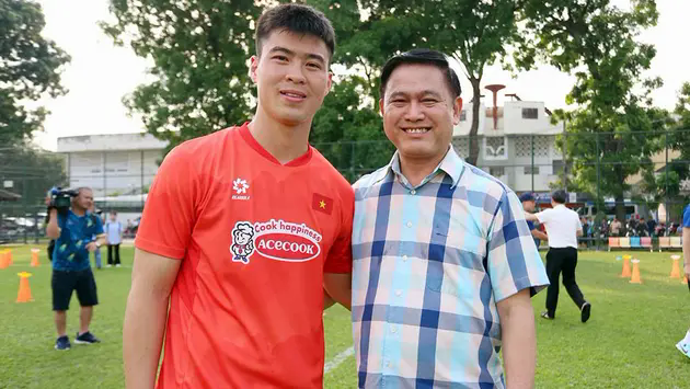 Ph&oacute; Chủ tịch VFF Trần Anh T&uacute; tiếp lửa tuyển Việt Nam