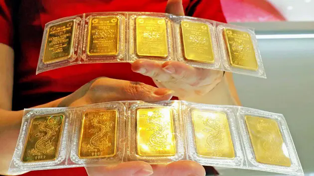 Gi&aacute; v&agrave;ng ng&agrave;y 19/3 tiếp tục 'x&ocirc; đổ' kỷ lục