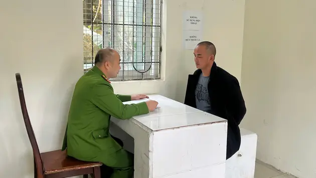 Bắt khẩn cấp đối tượng lấn chiếm đất, doạ ch&eacute;m c&aacute;n bộ